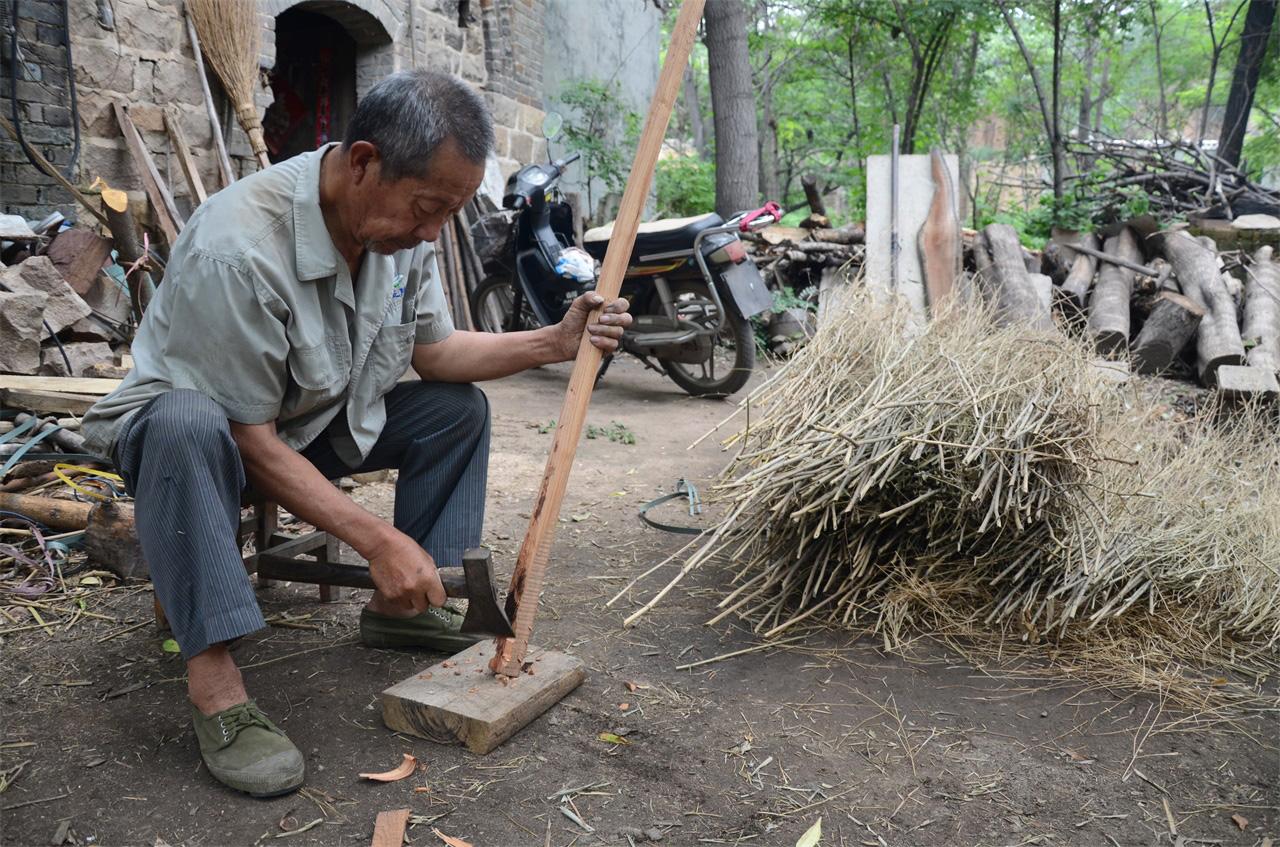 河南農(nóng)村老人手工做掃帚，一把賣28塊錢，一年能做一千多把