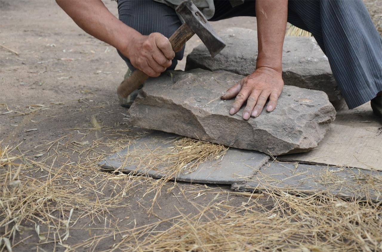 河南農(nóng)村老人手工做掃帚，一把賣28塊錢，一年能做一千多把