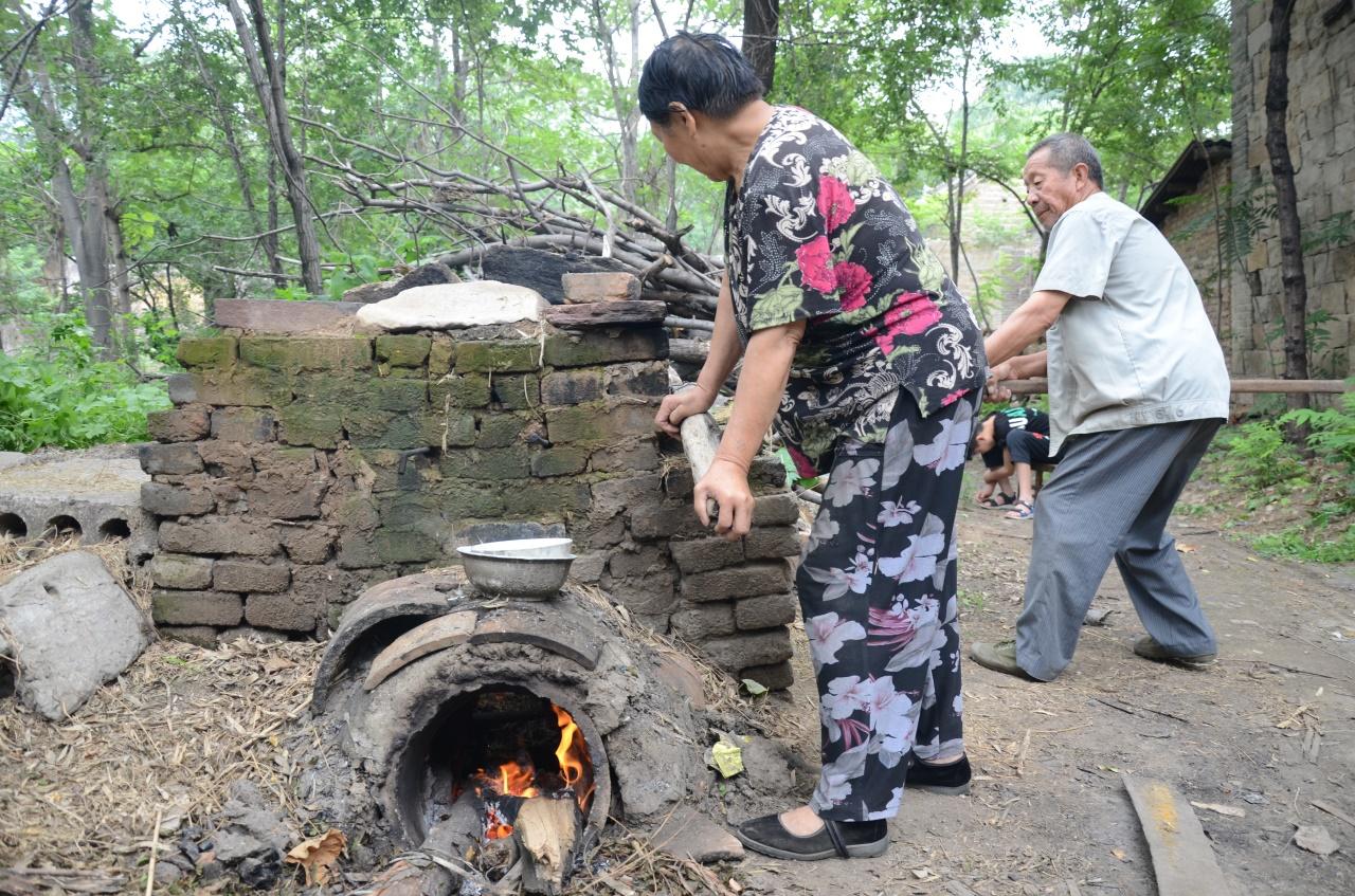 河南農(nóng)村老人手工做掃帚，一把賣28塊錢，一年能做一千多把