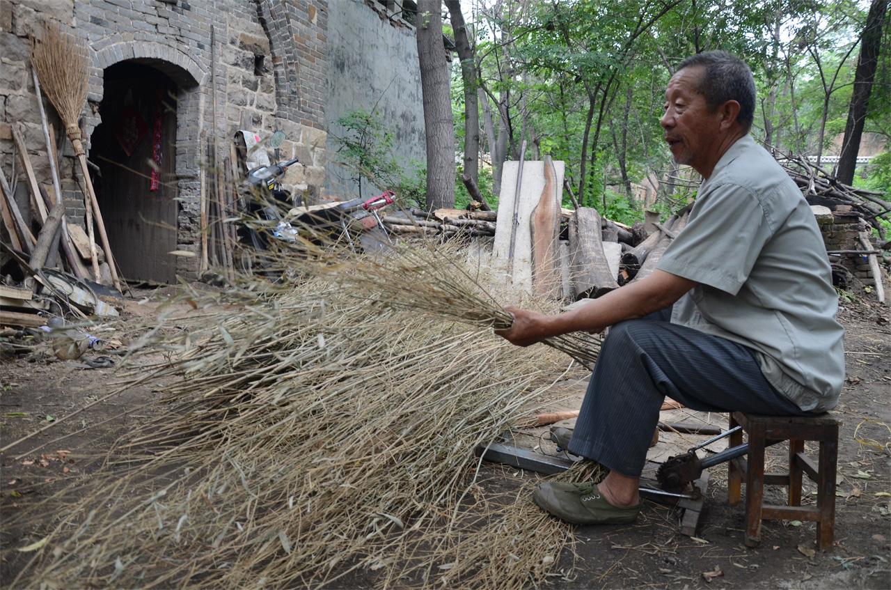 河南農(nóng)村老人手工做掃帚，一把賣28塊錢，一年能做一千多把