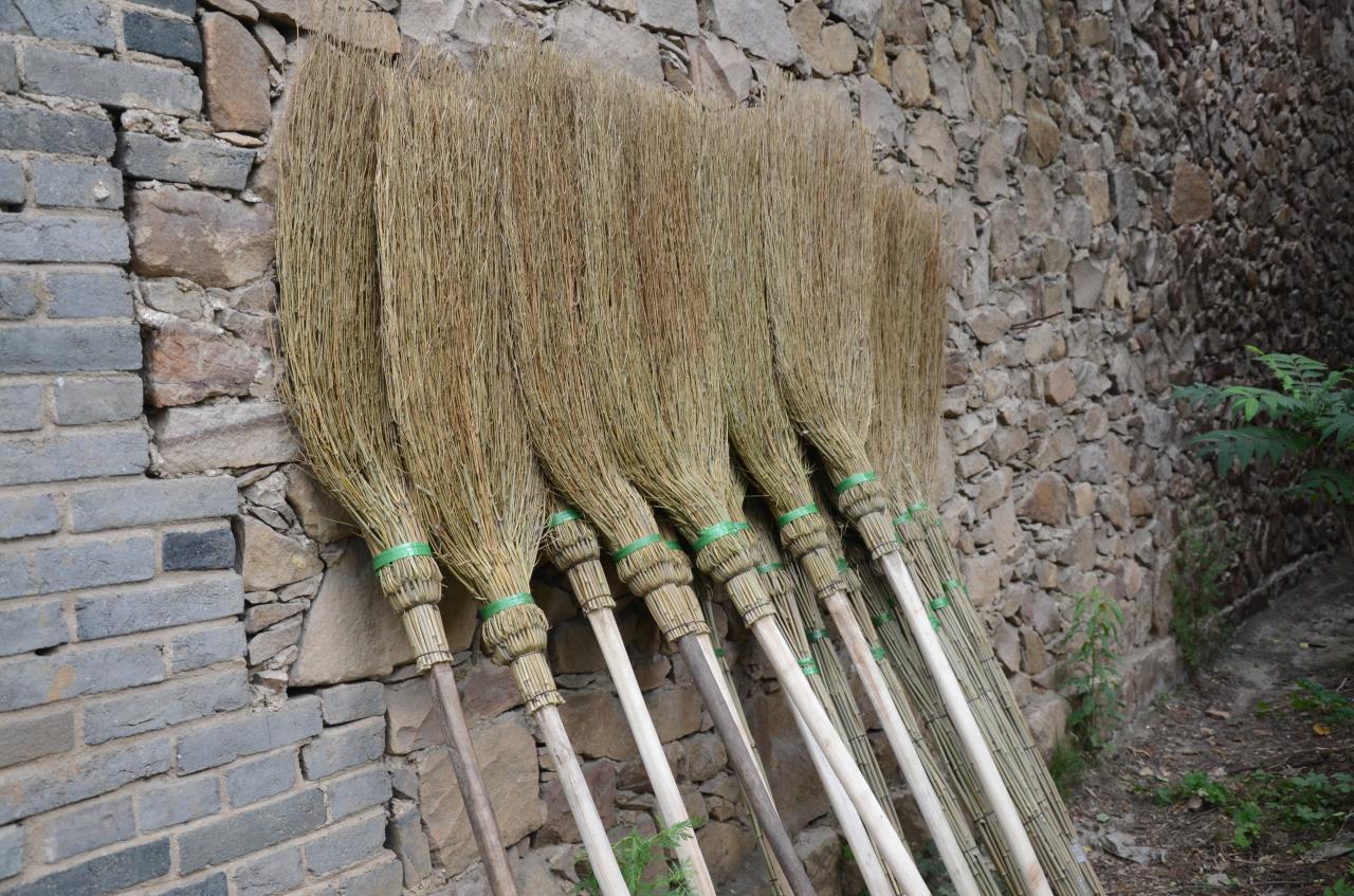 河南農(nóng)村老人手工做掃帚，一把賣28塊錢，一年能做一千多把