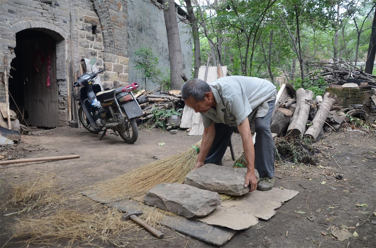河南農(nóng)村老人手工做掃帚，一把賣28塊錢，一年能做一千多把