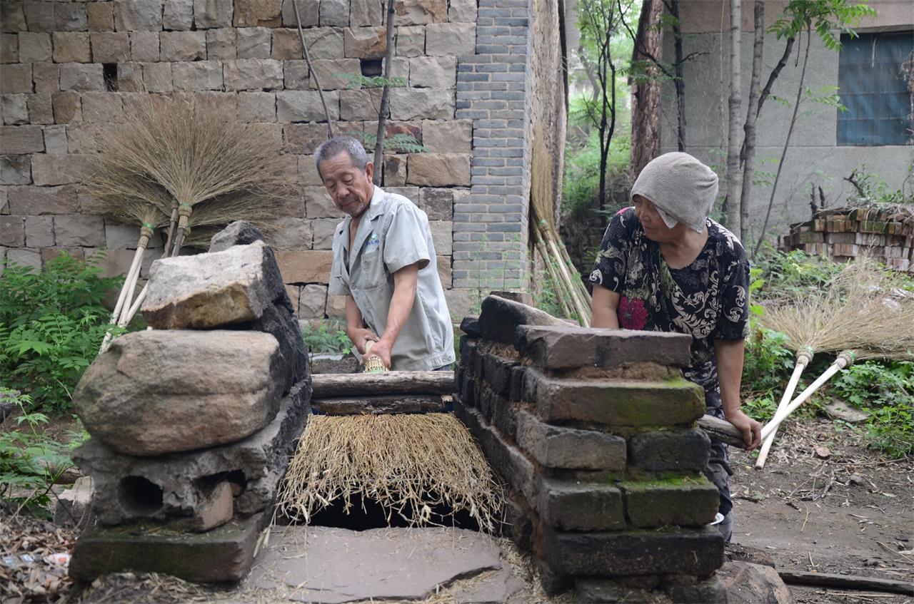 河南農(nóng)村老人手工做掃帚，一把賣28塊錢，一年能做一千多把