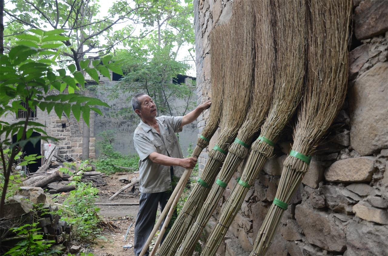 河南農(nóng)村老人手工做掃帚，一把賣28塊錢，一年能做一千多把