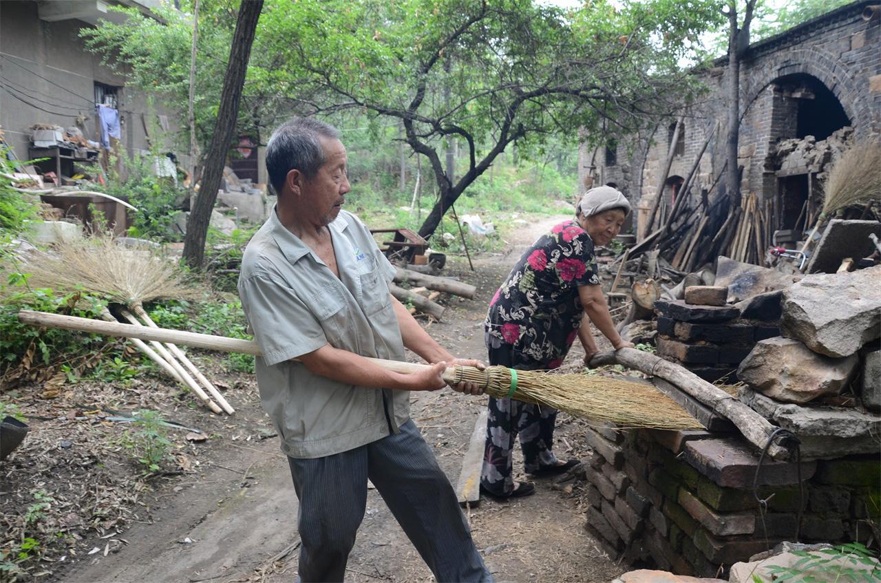 河南農(nóng)村老人手工做掃帚，一把賣28塊錢，一年能做一千多把