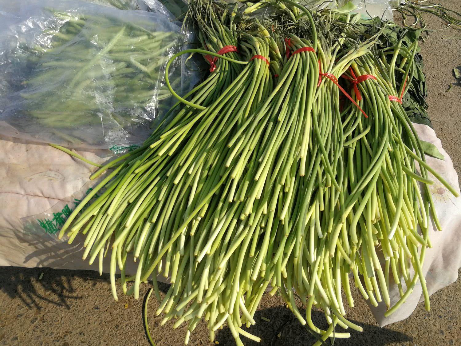 春節(jié)菜價顯金貴，蒜薹20元1斤，香椿芽42元1斤，比牛肉還貴