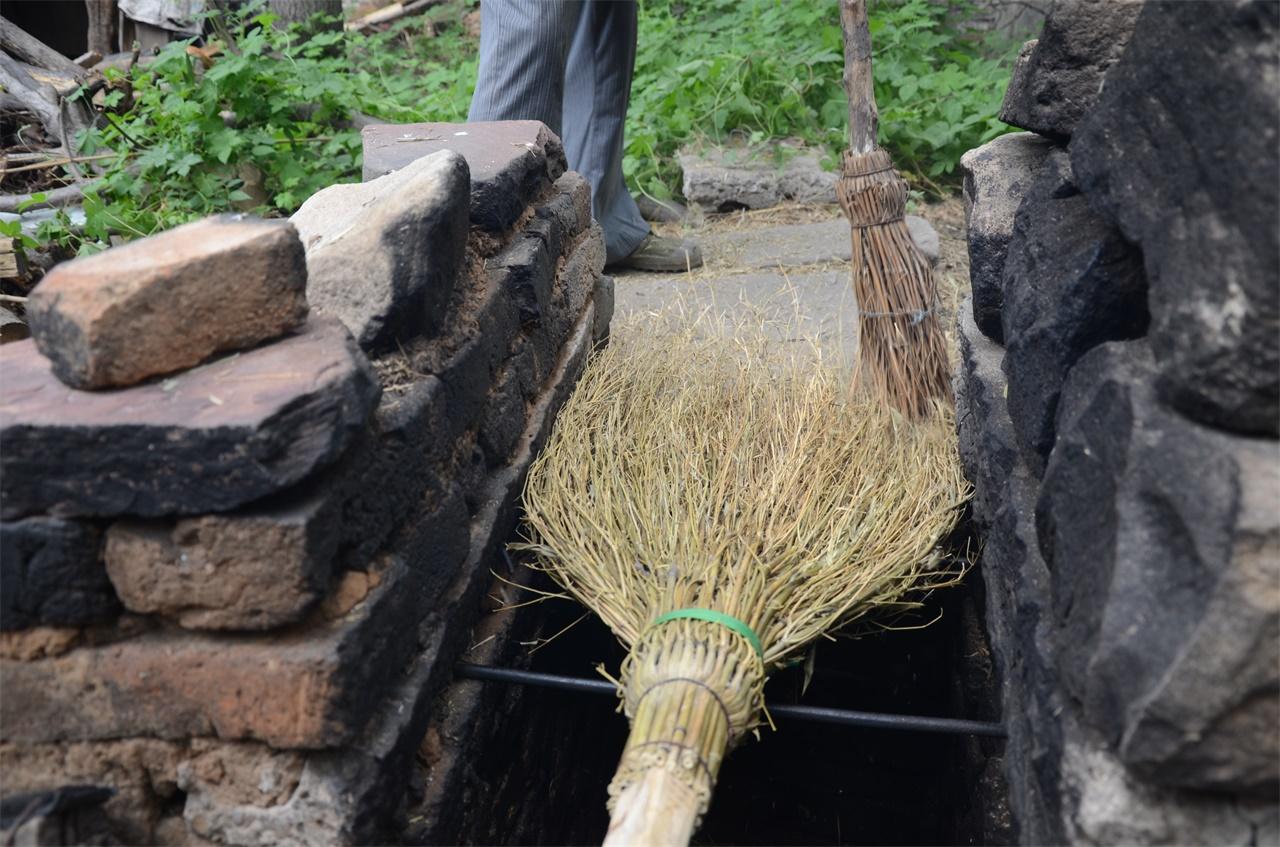 河南農(nóng)村老人手工做掃帚，一把賣28塊錢，一年能做一千多把